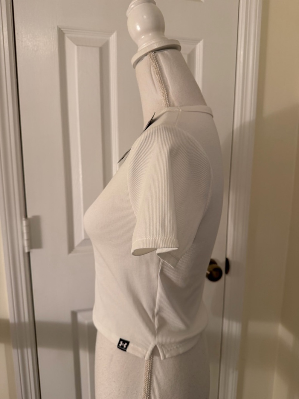 Under Armour Ribbed Fitted Baby Tee NWT! - Picture 7 of 11